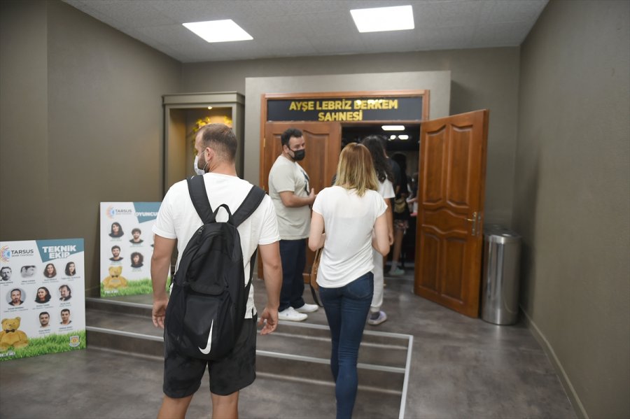 Tarsus Belediyesi Şehir Tiyatrosu Perdelerini Açtı