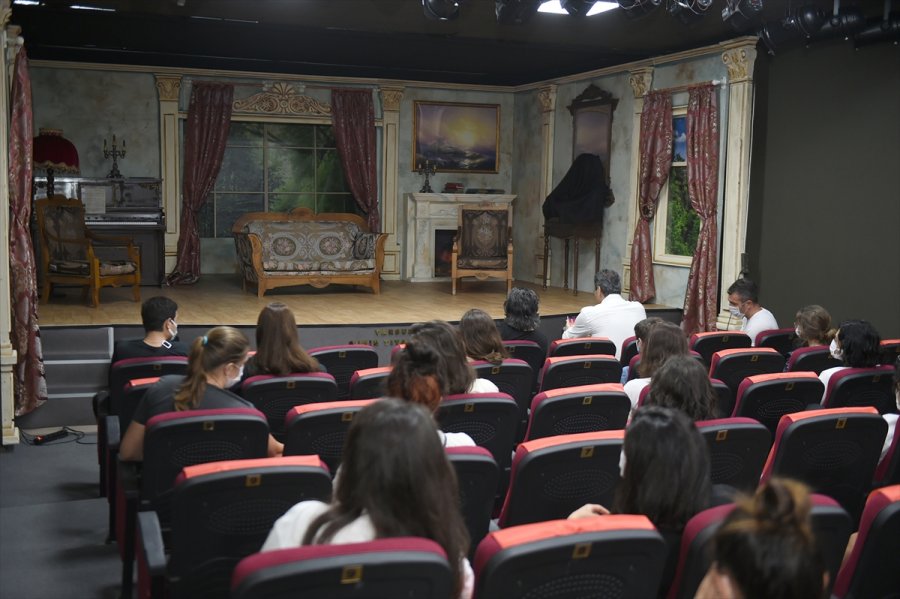 Tarsus Belediyesi Şehir Tiyatrosu Perdelerini Açtı