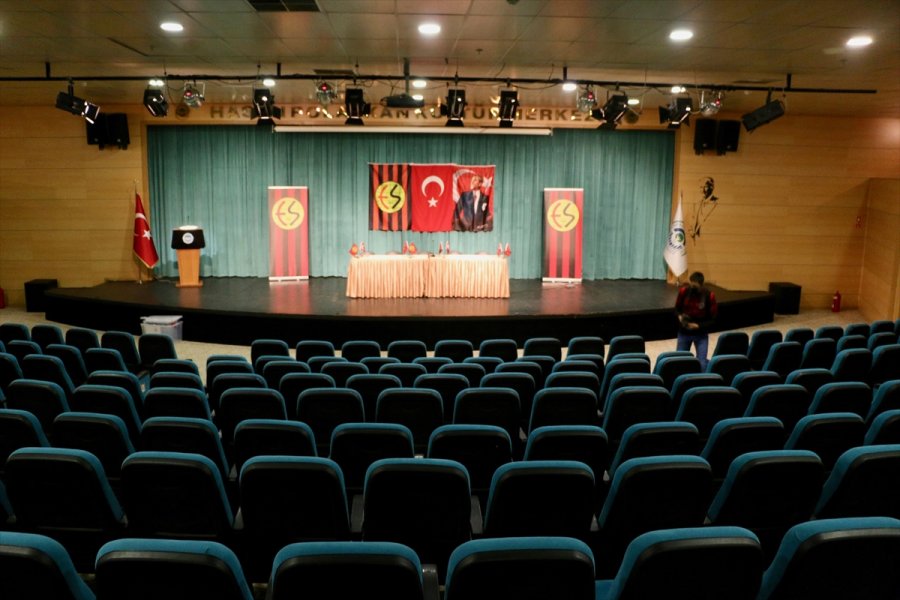 Eskişehirspor'da Olağanüstü Kongre, Yeterli Çoğunluk Sağlanamadığı İçin Ertelendi