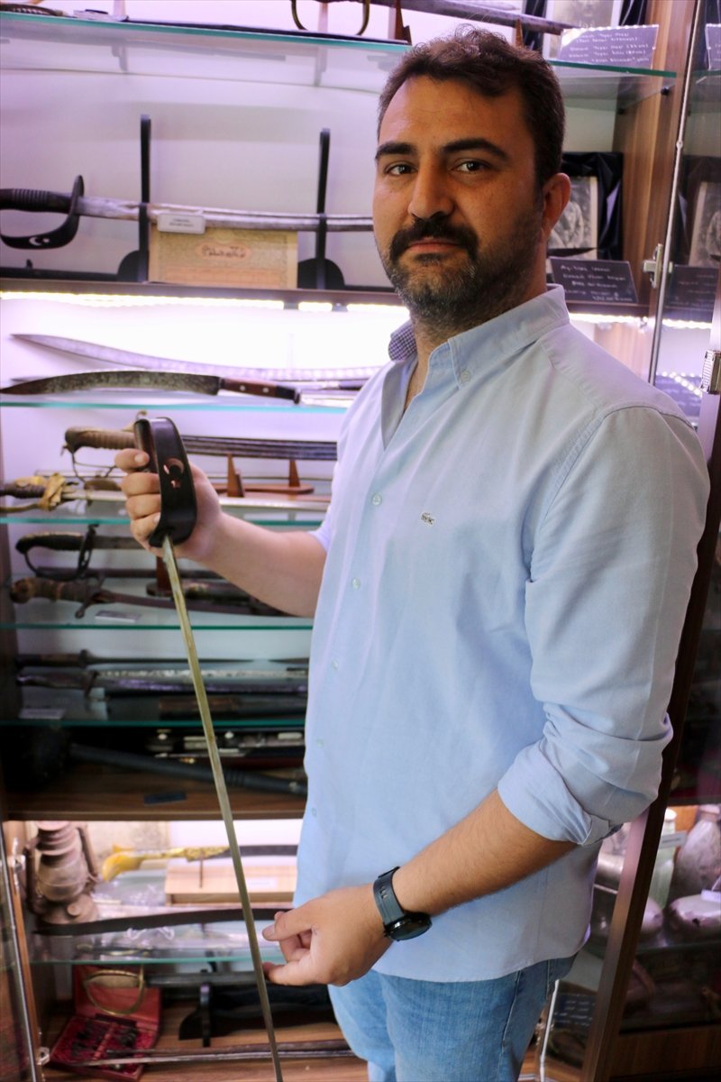 Futbol Takımı Yöneticisi Tarihi Askeri Objelerle Evinin Bir Odasını Müzeye Çevirdi