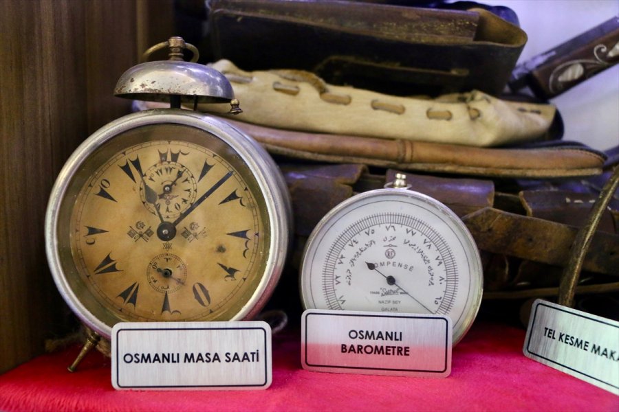 Futbol Takımı Yöneticisi Tarihi Askeri Objelerle Evinin Bir Odasını Müzeye Çevirdi