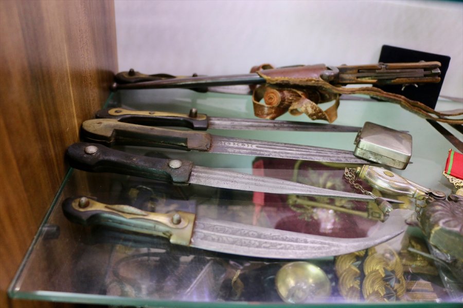 Futbol Takımı Yöneticisi Tarihi Askeri Objelerle Evinin Bir Odasını Müzeye Çevirdi