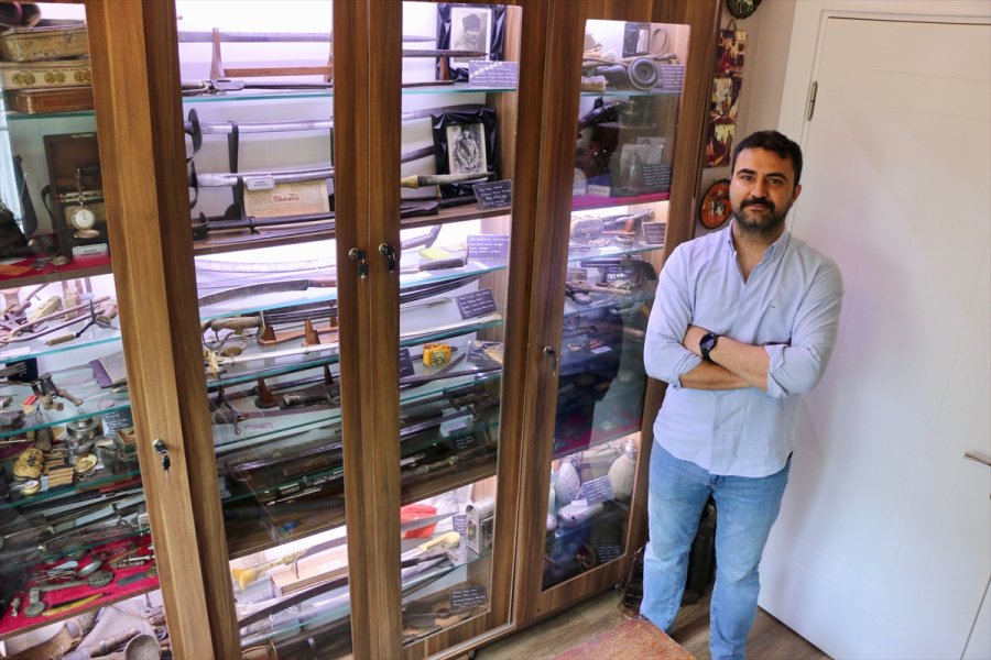 Futbol Takımı Yöneticisi Tarihi Askeri Objelerle Evinin Bir Odasını Müzeye Çevirdi