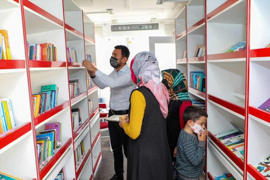 Talas Belediyesinin Gezici Kütüphanesi Kuruköprü'de