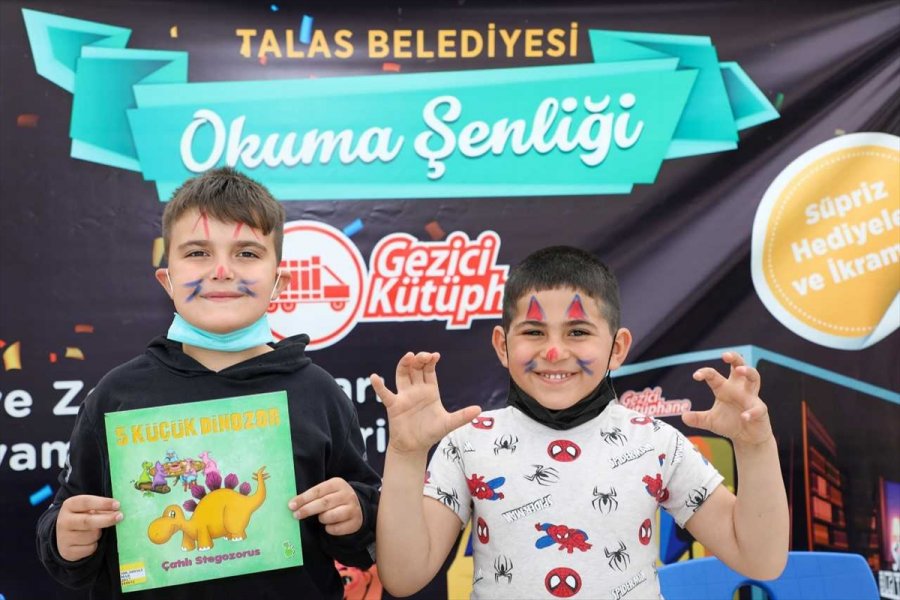 Talas Belediyesinin Gezici Kütüphanesi Kuruköprü'de