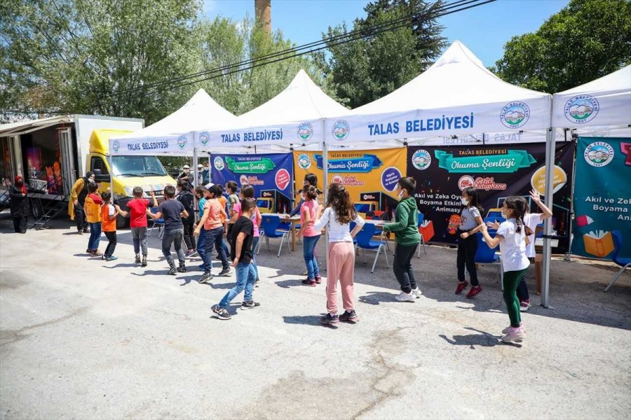 Talas Belediyesinin Gezici Kütüphanesi Kuruköprü'de