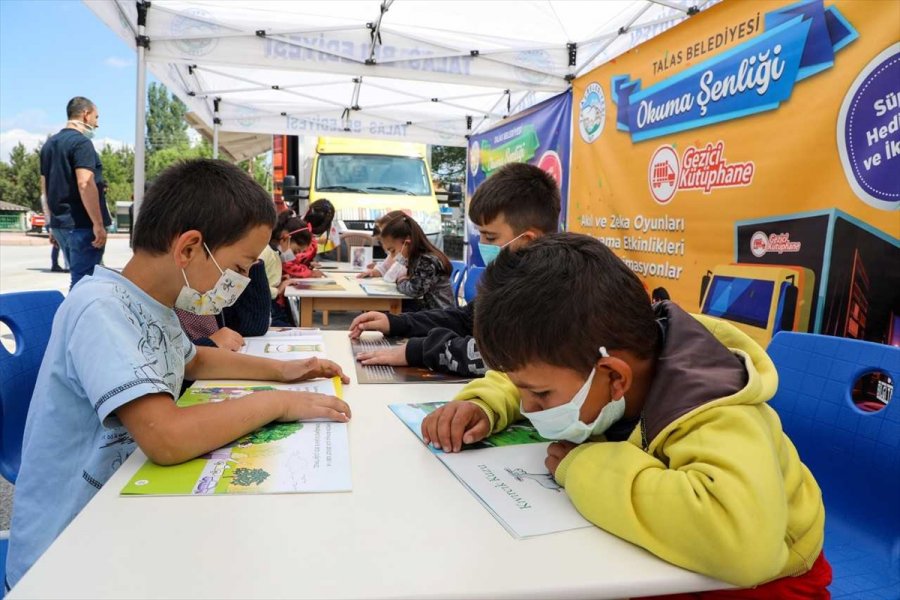 Talas Belediyesinin Gezici Kütüphanesi Kuruköprü'de