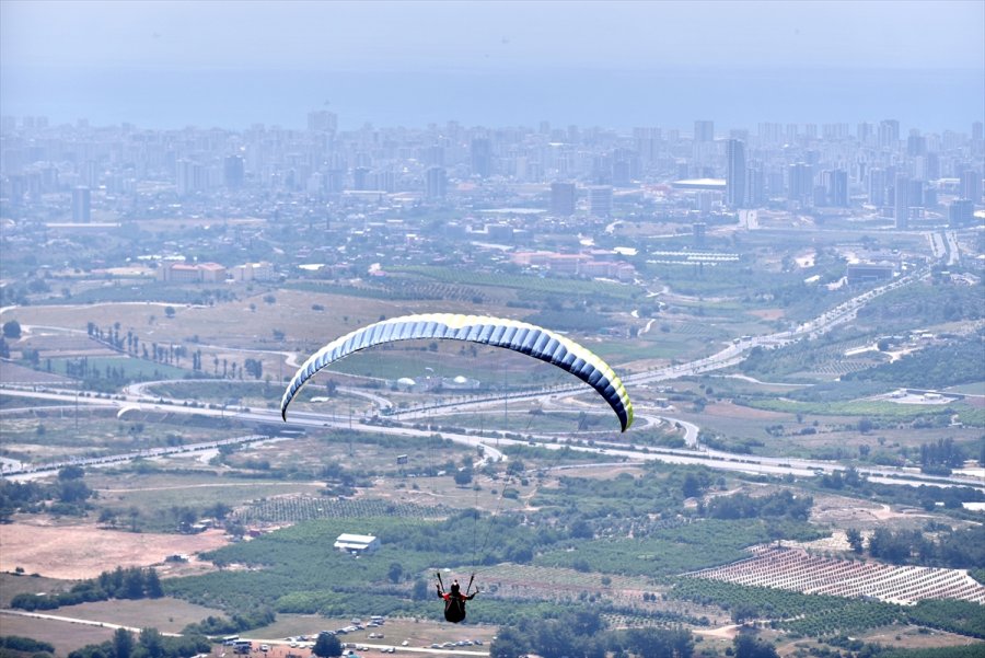 Torosların Eteğindeki Gelincik Tepesi, Yamaç Paraşütü Tutkunlarının Vazgeçilmez Adresi Oldu