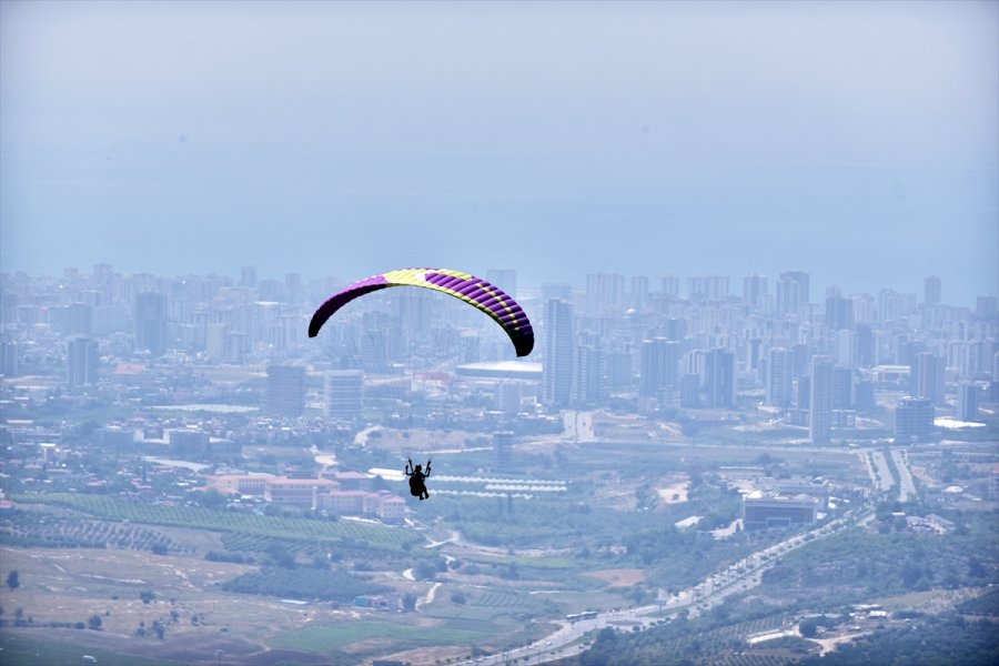 Torosların Eteğindeki Gelincik Tepesi, Yamaç Paraşütü Tutkunlarının Vazgeçilmez Adresi Oldu
