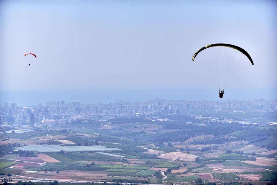 Torosların Eteğindeki Gelincik Tepesi, Yamaç Paraşütü Tutkunlarının Vazgeçilmez Adresi Oldu