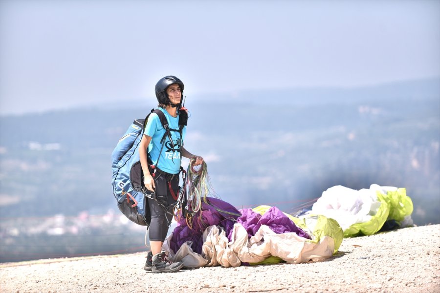 Torosların Eteğindeki Gelincik Tepesi, Yamaç Paraşütü Tutkunlarının Vazgeçilmez Adresi Oldu