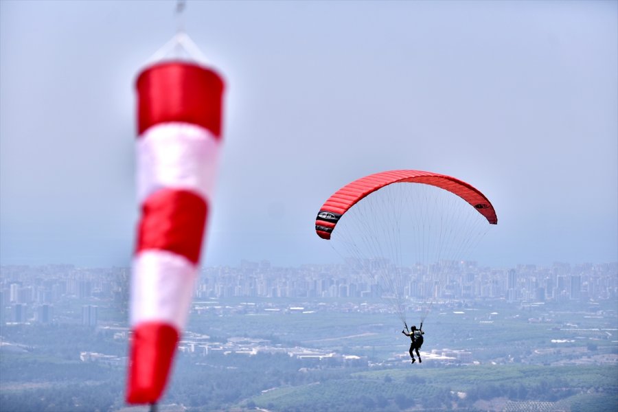 Torosların Eteğindeki Gelincik Tepesi, Yamaç Paraşütü Tutkunlarının Vazgeçilmez Adresi Oldu