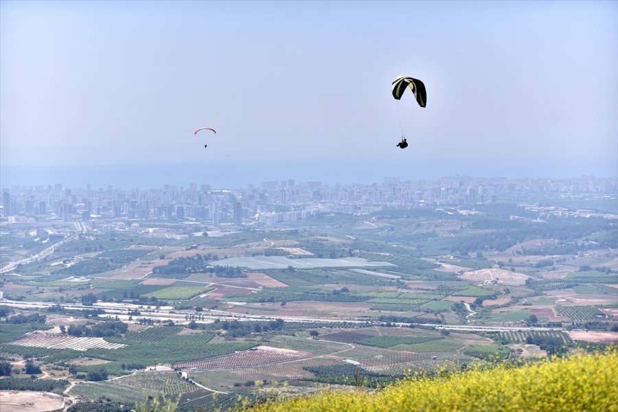 Torosların Eteğindeki Gelincik Tepesi, Yamaç Paraşütü Tutkunlarının Vazgeçilmez Adresi Oldu
