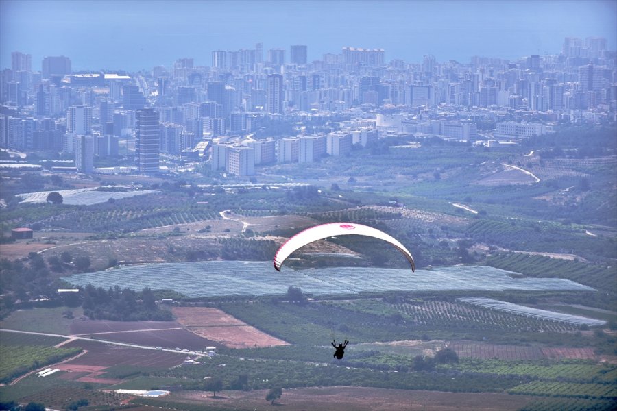Torosların Eteğindeki Gelincik Tepesi, Yamaç Paraşütü Tutkunlarının Vazgeçilmez Adresi Oldu