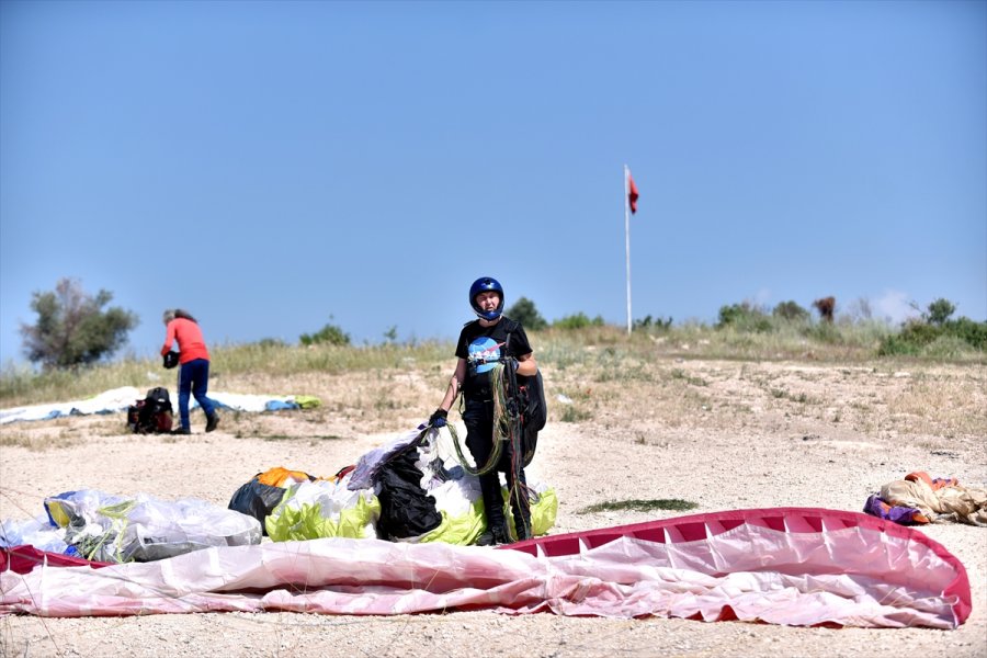 Torosların Eteğindeki Gelincik Tepesi, Yamaç Paraşütü Tutkunlarının Vazgeçilmez Adresi Oldu