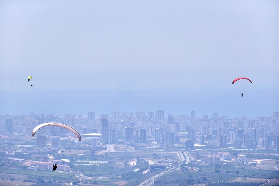Torosların Eteğindeki Gelincik Tepesi, Yamaç Paraşütü Tutkunlarının Vazgeçilmez Adresi Oldu