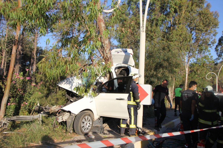 Antalya’da Ağaca Çarpan Otomobilin Sürücüsü Hayatını Kaybetti