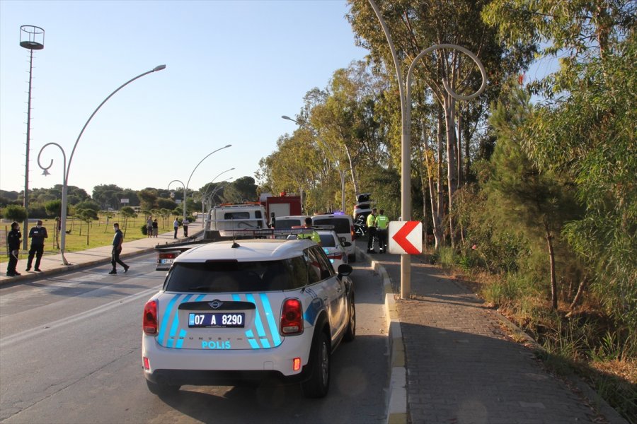 Antalya’da Ağaca Çarpan Otomobilin Sürücüsü Hayatını Kaybetti