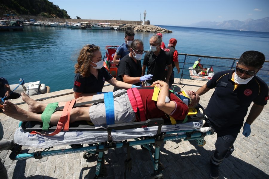 Antalya'da Güneşlenirken Üzerine Cankurtaran Kulesi Devrilen Tatilci Yaralandı