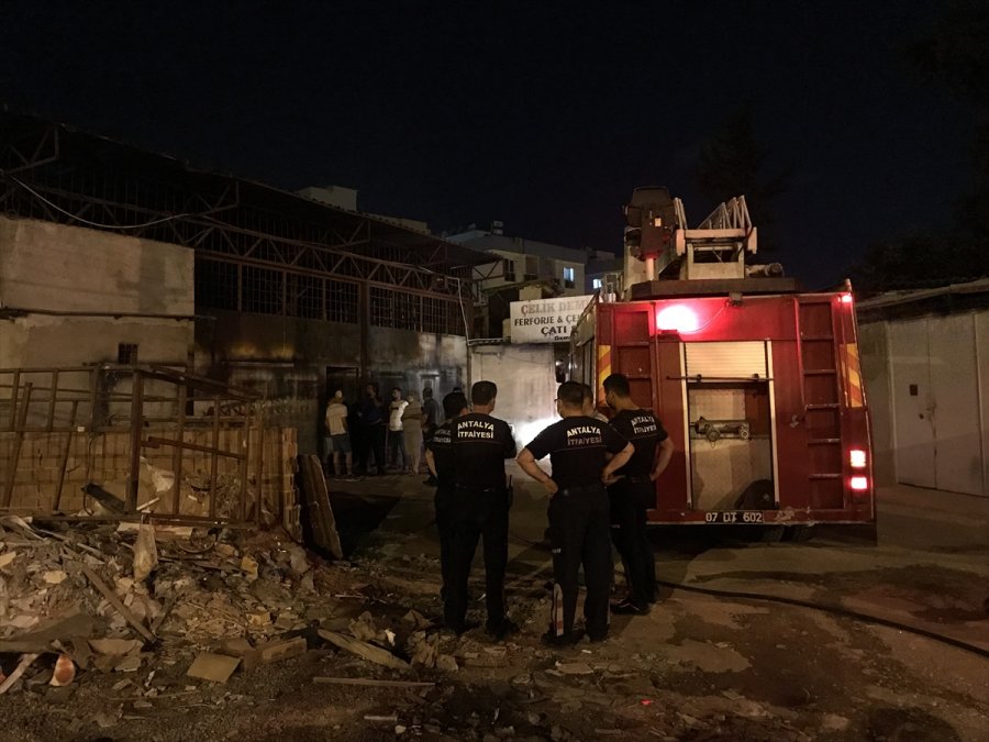 Antalya'da İş Yerinde Çıkan Yangın Hasara Neden Oldu