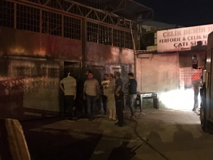 Antalya'da İş Yerinde Çıkan Yangın Hasara Neden Oldu