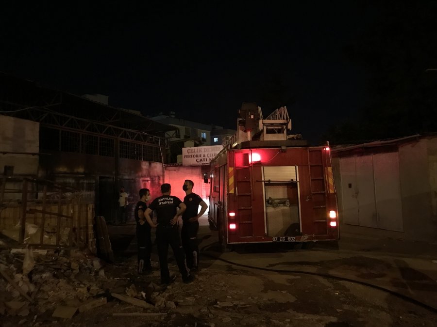 Antalya'da İş Yerinde Çıkan Yangın Hasara Neden Oldu