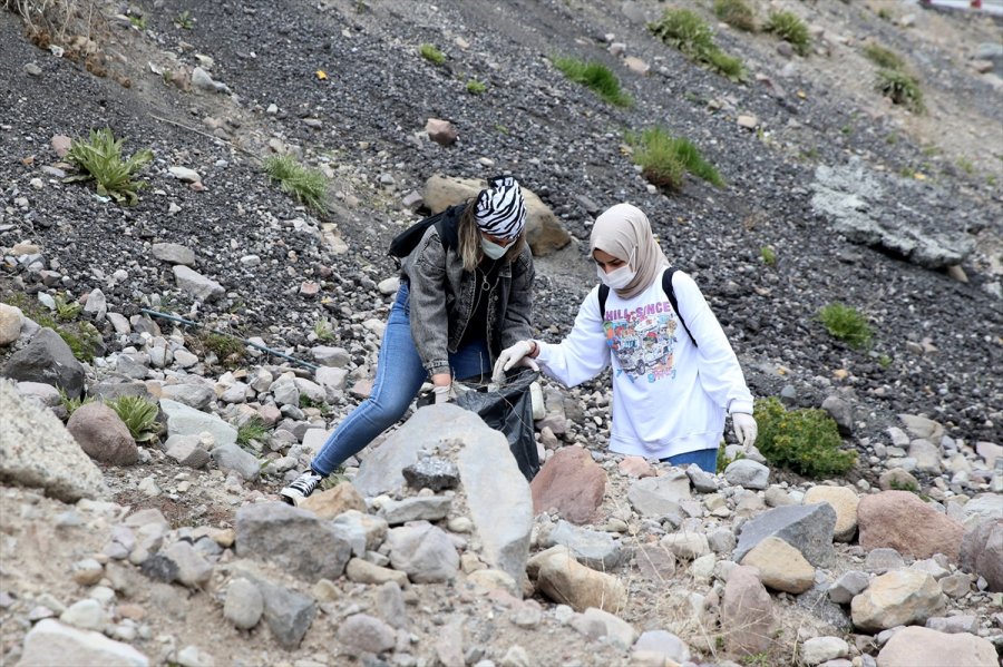 Erciyes'te Gönüllüler Çevre Temizliği Yaptı