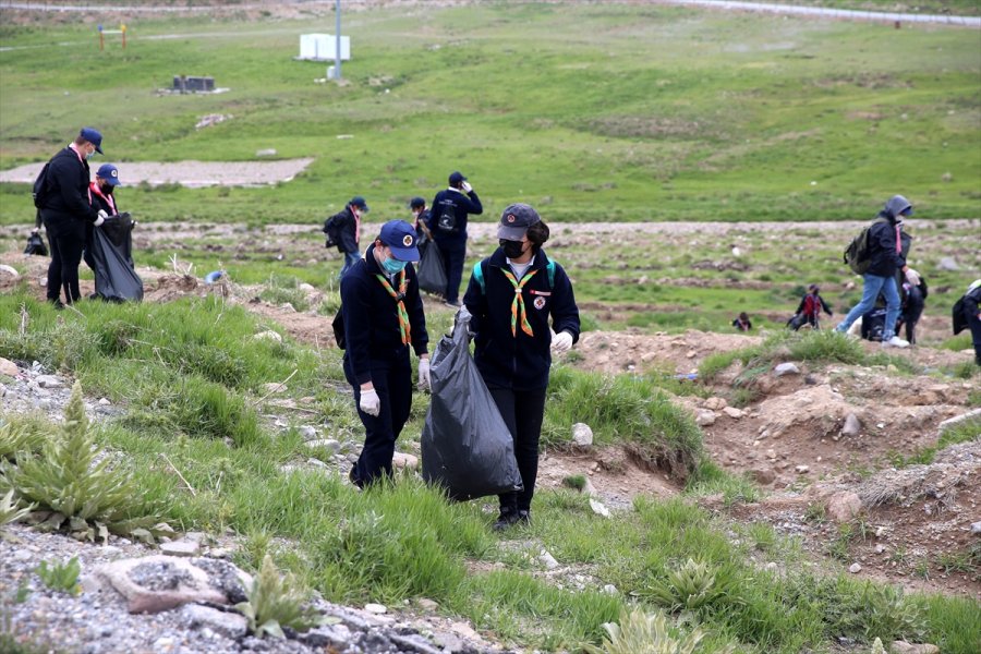 Erciyes'te Gönüllüler Çevre Temizliği Yaptı