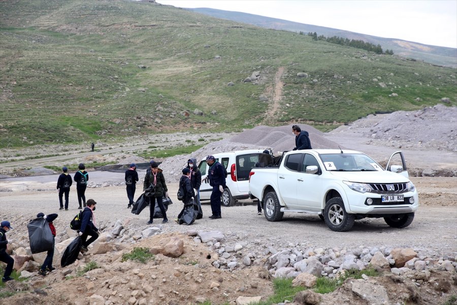 Erciyes'te Gönüllüler Çevre Temizliği Yaptı