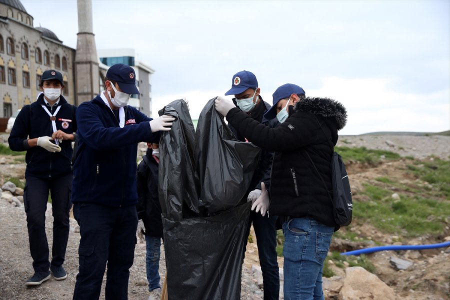 Erciyes'te Gönüllüler Çevre Temizliği Yaptı