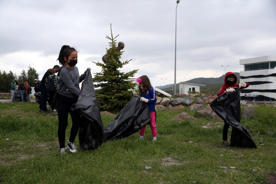 Erciyes'te Gönüllüler Çevre Temizliği Yaptı