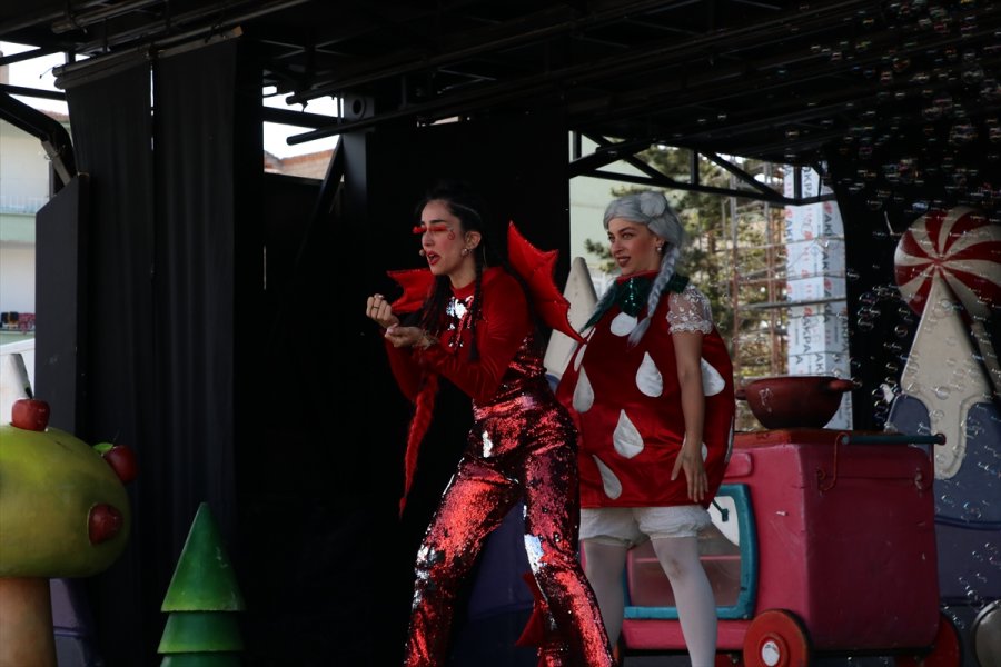 "kamyon Tiyatrosu", "turta Girmemiş Orman" Oyunuyla Niğde'de Gösteri Sundu