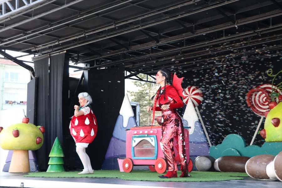 "kamyon Tiyatrosu", "turta Girmemiş Orman" Oyunuyla Niğde'de Gösteri Sundu