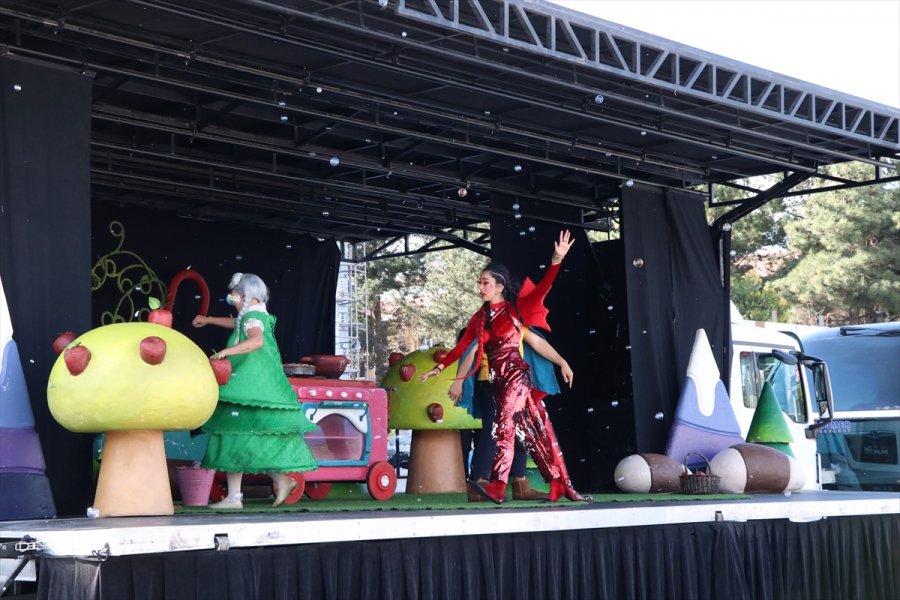 "kamyon Tiyatrosu", "turta Girmemiş Orman" Oyunuyla Niğde'de Gösteri Sundu