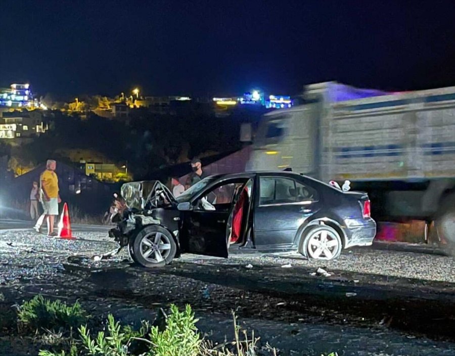 Antalya'da İki Otomobil Çarpıştı: 1 Ölü, 2 Yaralı