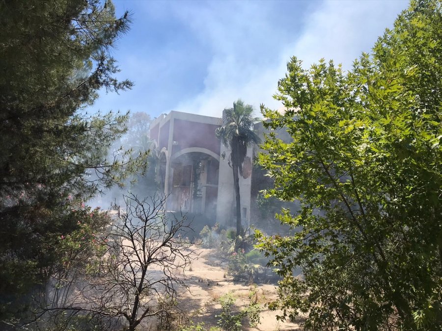 Antalya'da Yakın İki Noktada Çıkan Orman Yangınlarına Müdahale Ediliyor