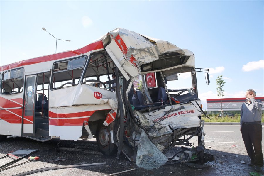 Kayseri'de Halk İle Belediye Otobüsü Çarpıştı: 7 Yaralı