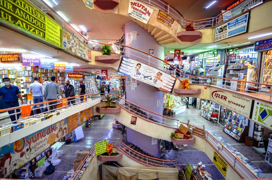 Kitap Kokusuyla Müziğin Tınısını Buluşturan Çarşı, Mimarisiyle Baş Döndürüyor