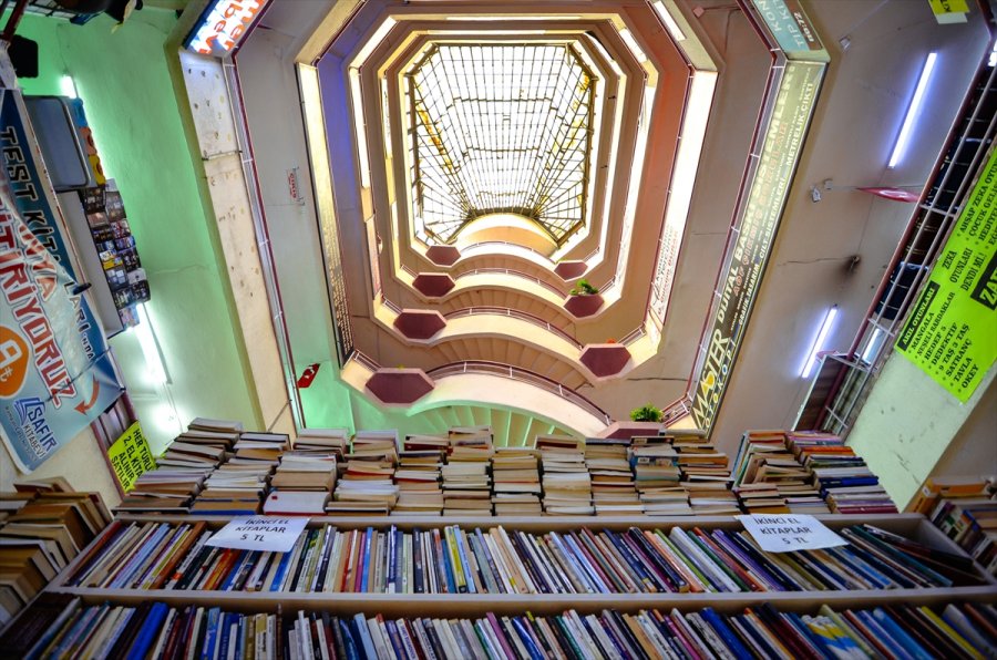 Kitap Kokusuyla Müziğin Tınısını Buluşturan Çarşı, Mimarisiyle Baş Döndürüyor