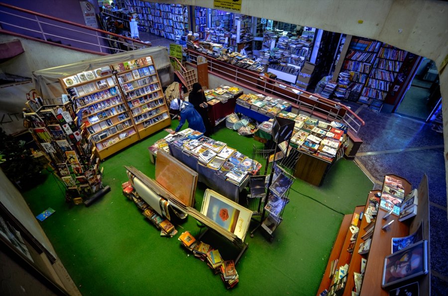 Kitap Kokusuyla Müziğin Tınısını Buluşturan Çarşı, Mimarisiyle Baş Döndürüyor