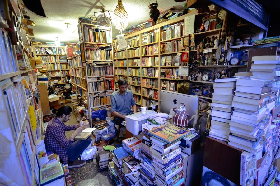 Kitap Kokusuyla Müziğin Tınısını Buluşturan Çarşı, Mimarisiyle Baş Döndürüyor