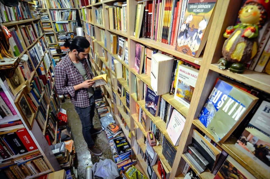 Kitap Kokusuyla Müziğin Tınısını Buluşturan Çarşı, Mimarisiyle Baş Döndürüyor