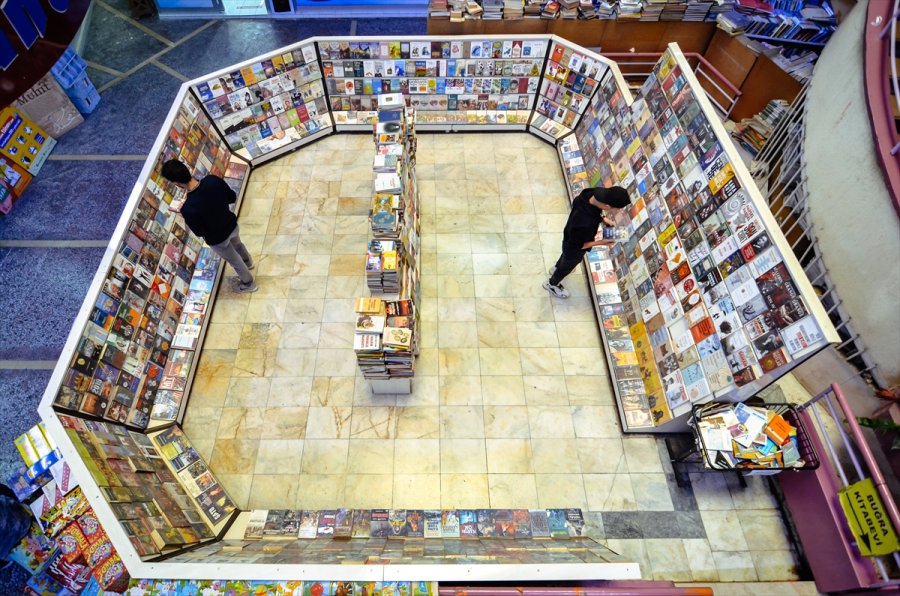 Kitap Kokusuyla Müziğin Tınısını Buluşturan Çarşı, Mimarisiyle Baş Döndürüyor