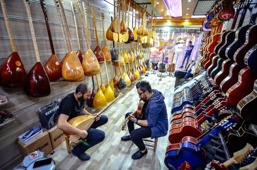 Kitap Kokusuyla Müziğin Tınısını Buluşturan Çarşı, Mimarisiyle Baş Döndürüyor