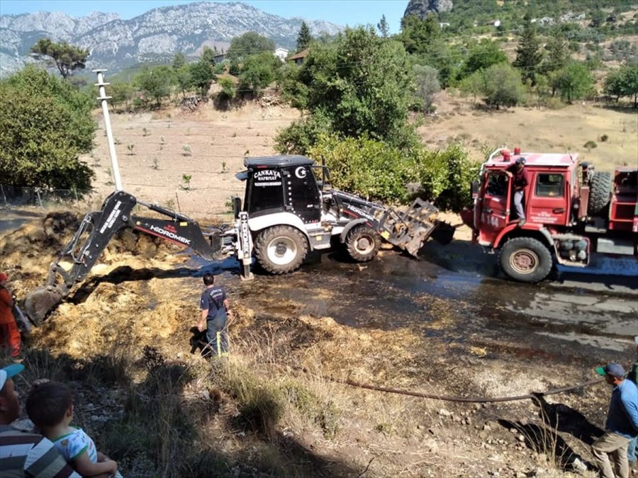 Antalya'da Saman Yüklü Kamyon Seyir Halindeyken Alev Aldı