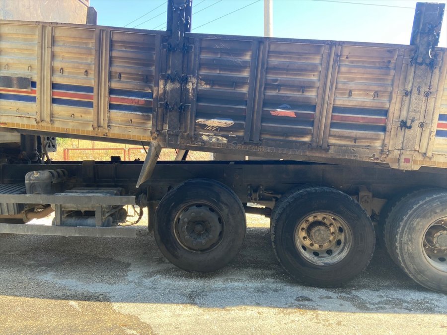 Antalya'da Saman Yüklü Kamyon Seyir Halindeyken Alev Aldı