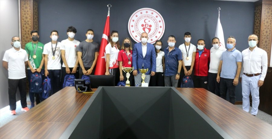 Antalya'da Başarılı Sporcular Ödüllendirildi