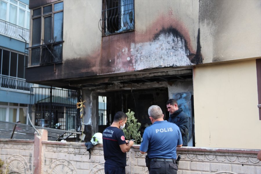 Antalya'da Bir Evde Meydana Gelen Patlamanın Ardından Çıkan Yangında Bir Kişi Yaralandı