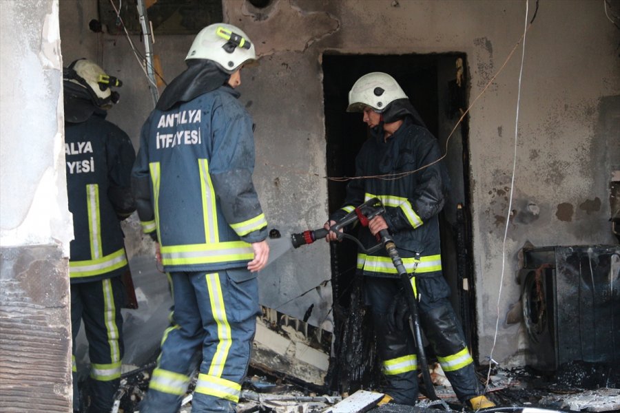 Antalya'da Bir Evde Meydana Gelen Patlamanın Ardından Çıkan Yangında Bir Kişi Yaralandı