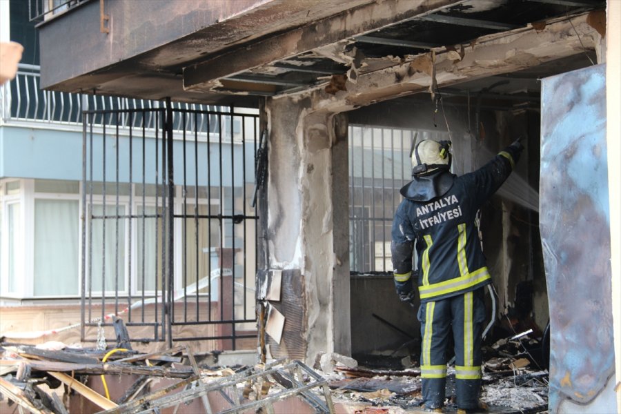 Antalya'da Bir Evde Meydana Gelen Patlamanın Ardından Çıkan Yangında Bir Kişi Yaralandı